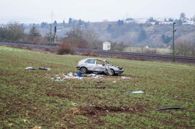 Bietigheim-Bissingen: Golf kommt von der Fahrbahn ab, ueberschlaegt sich und landet im Feld